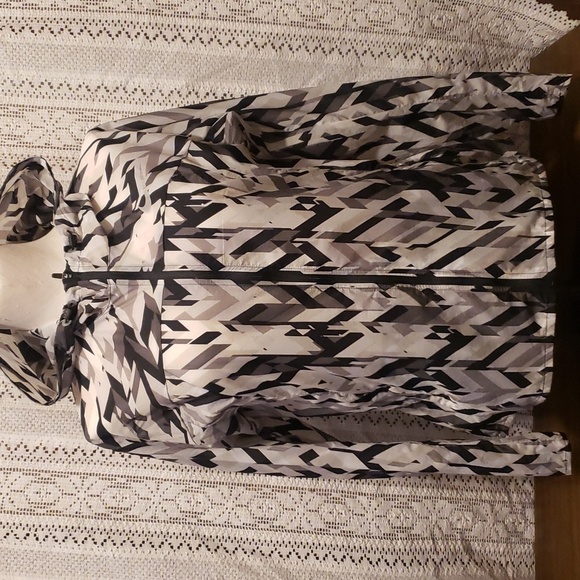 Nike Women's Impossibly Light Print Packable Running Jacket - Picture 6 of 11